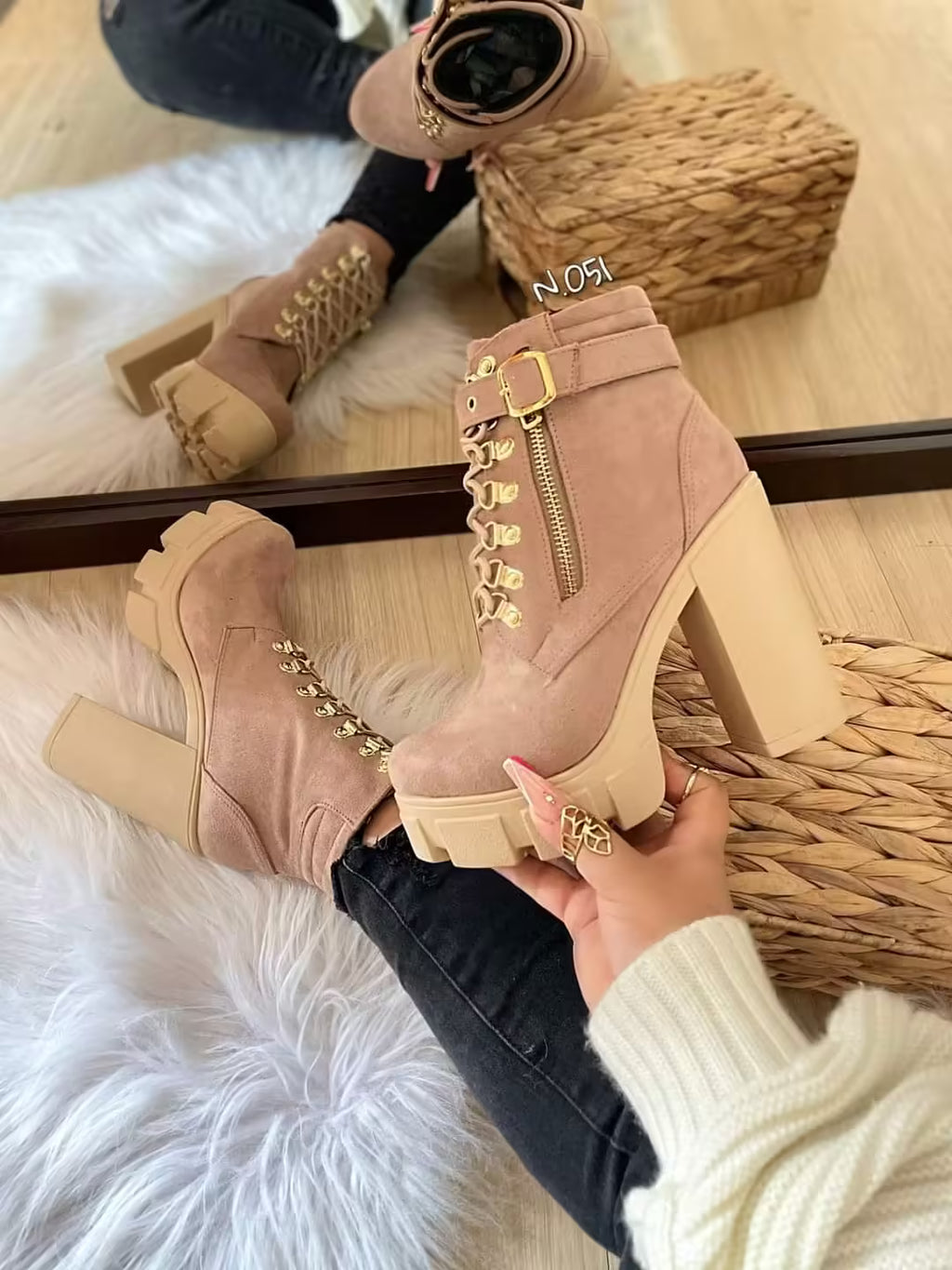 Botines beige gamuza