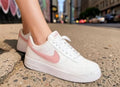 zapatillas urbanas logo rosa 2026
