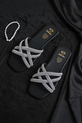 Sandalias planas negro con broches plateados
