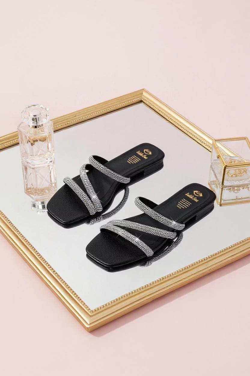 Sandalias planas negro con broches plateados
